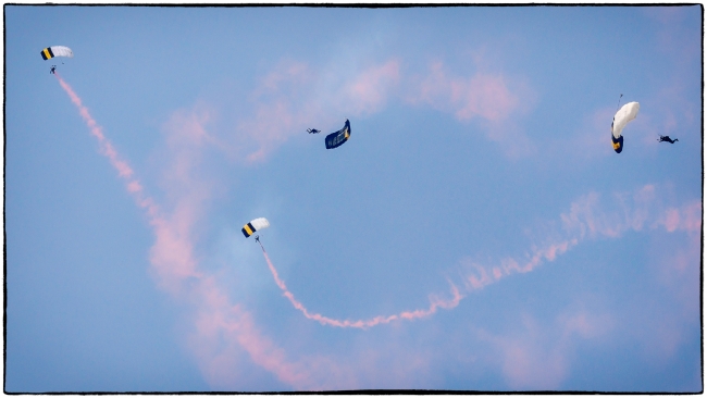 nyairshowparachutes-2